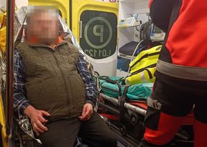 odnaleziony 70- latek w karetce pogotowia