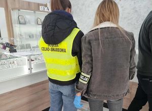 funkcjonariuszki w trakcie przeszukania