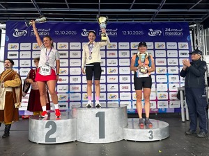 policjantka na biegu maratońskim