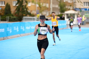 policjantka na biegu maratońskim