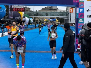 policjantka na biegu maratońskim