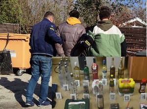 zatrzymany prowadzony przez policjantów i zabezpieczony alkohol