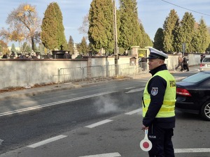 działania policjantów w okolicy cmentarzy