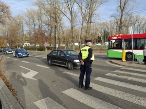 działania policjantów w okolicy cmentarzy
