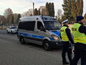 działania policjantów w okolicy cmentarzy