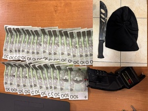 pieniądze oraz maczeta