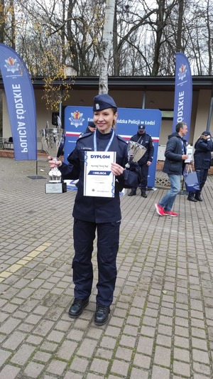 policjantka z pucharem