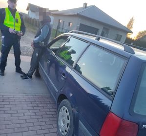 zatrzymany kieorwca, policjant, samochód