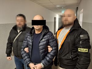 policjanci z zatrzymanym