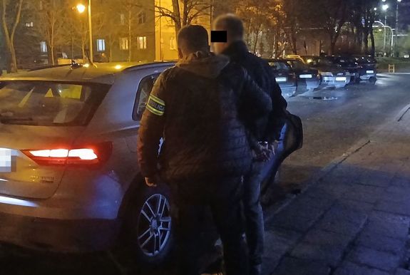 Policjant zatrzymał poszukiwanego mężczyznę.