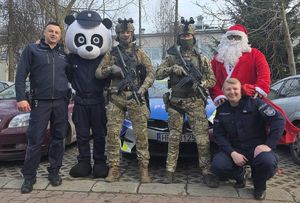 policjanci i mikołaj przy radiowozie