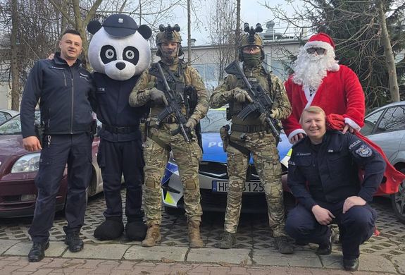 policjanci i mikołaj przy radiowozie