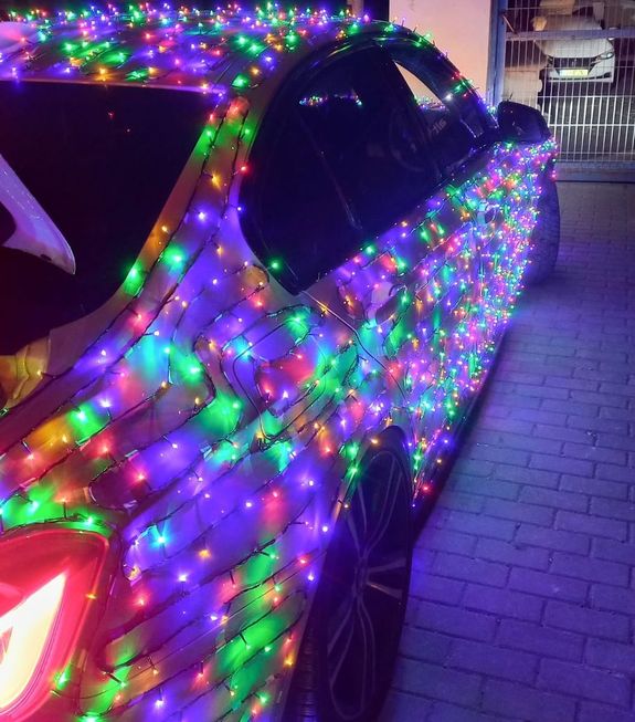 samochód w lampkach