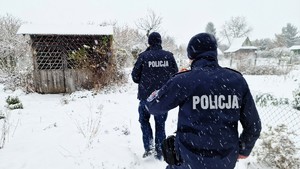 policjanci idą w kierunku altanki