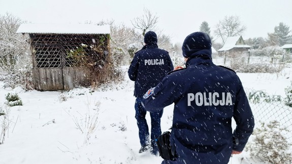 policjanci idą w kierunku altanki