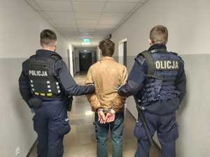 policjanci prowadzą podejrzanego