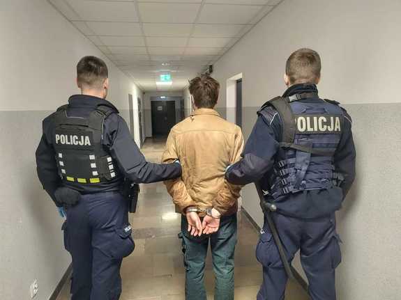 policjanci prowadzą podejrzanego