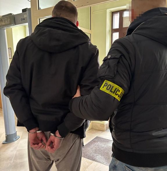 policjant z zatrzymanym