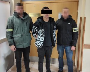 policjanci z oszustem