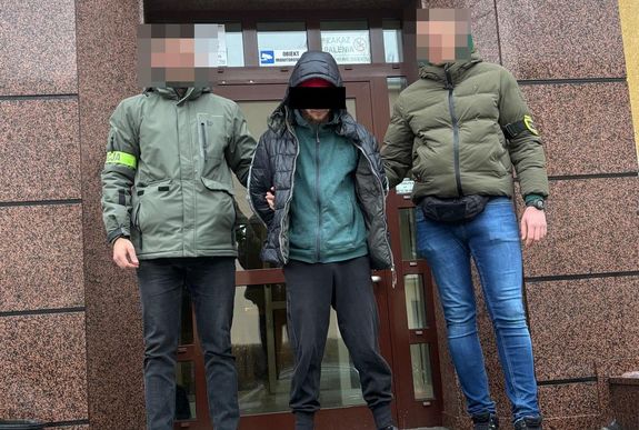 policjanci z zatrzymanym