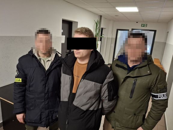 poszukiwany z policjantami