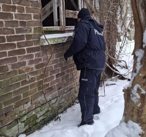 policjanci kontrolują pustostany