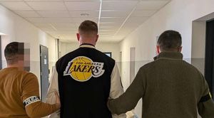 policjanci prowadzą podejrzanego