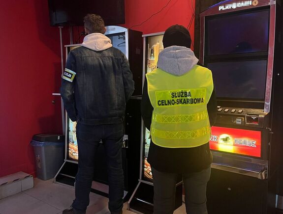 funkcjonariusze w nielegalnym salonie gier