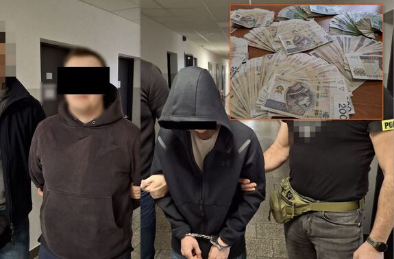 Zatrzymani mężczyźni oraz odzyskane pieniądze.