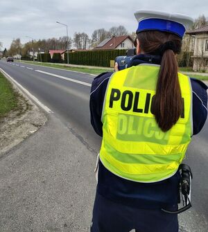 policjantka mierzy prędkość