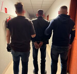 policjanci prowadzą zatrzymanego