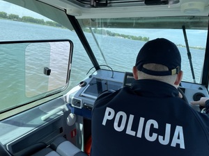 policjanci nad zalewem