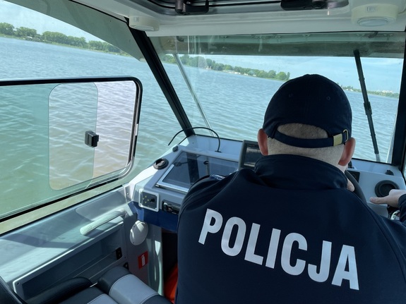 policjanci nad zalewem