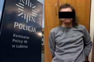 zamaskowany zatrzymany mężczyzna i tablica z napisem Policja komisariat policji VII w lublinie