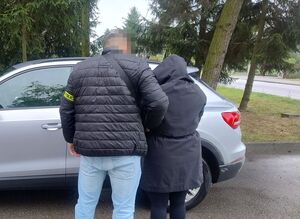 policjant wraz z atrzymaną