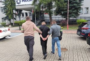 policjanci z zatrzymanym
