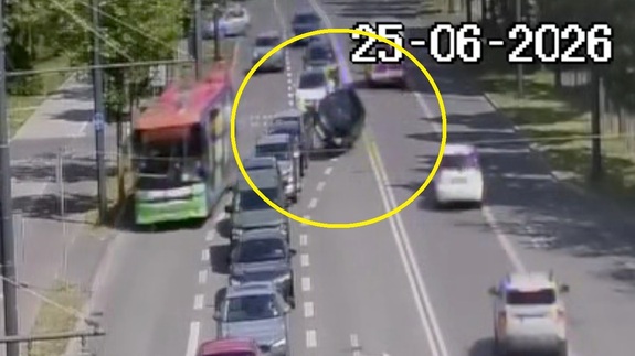 Ujęcie z kamery monitoringu na którym widać przewracające się auto.