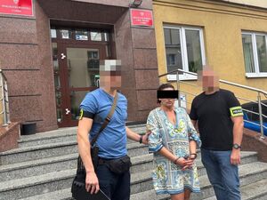 policjanci z zatrzymaną