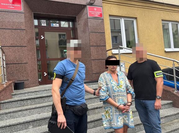 policjanci z zatrzymaną