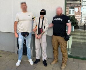 policjanci z zatrzymanym mężczyzną
