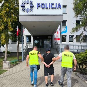 policjanci z zatrzymanym