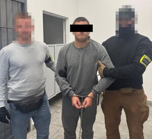 policjanci z zatrzymanym