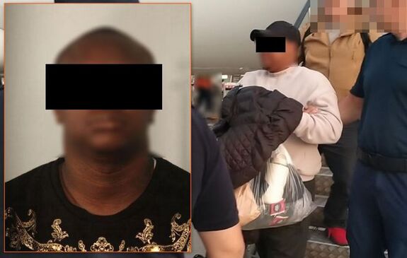 Policjanci wyprowadzają z samolotu zatrzymanego mężczyznę.