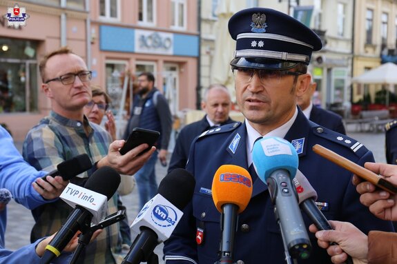 komendant Adam Beczek podczas briefingu