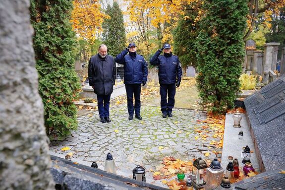 policjanci na cmentarzu
