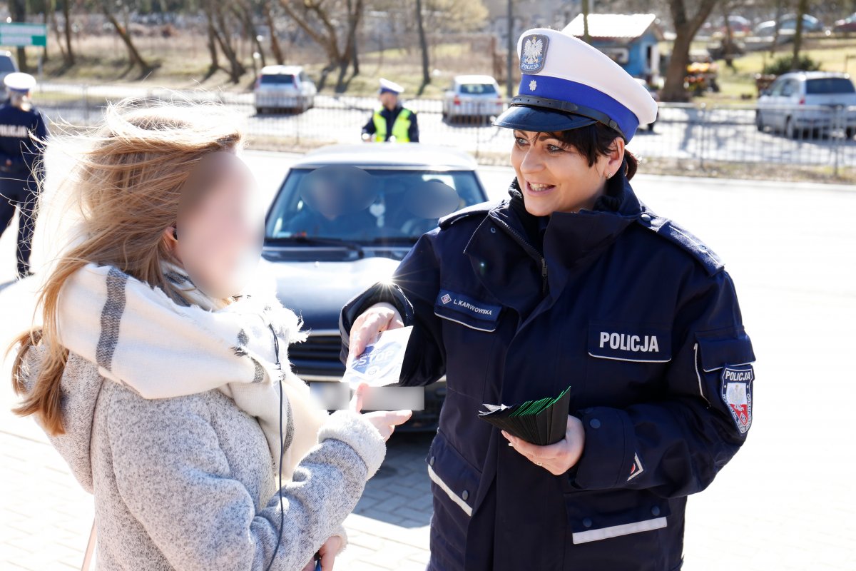 Policjantka rozdaje odblaski.