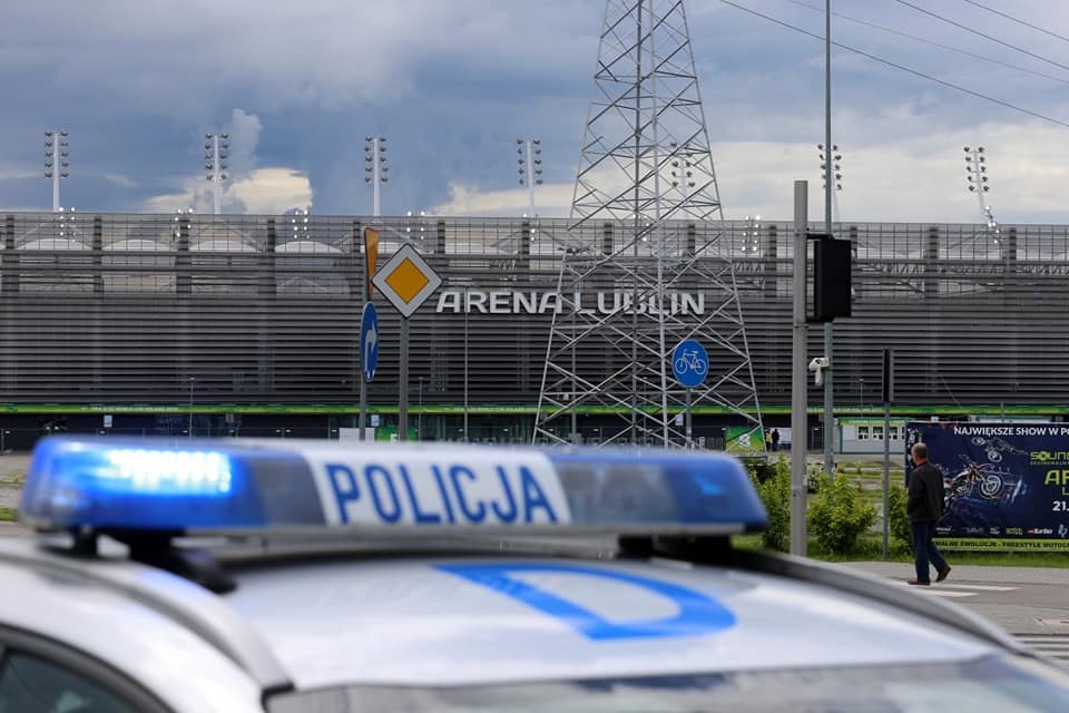 fot.: radiowóz na tle stadionu Arena Lublin