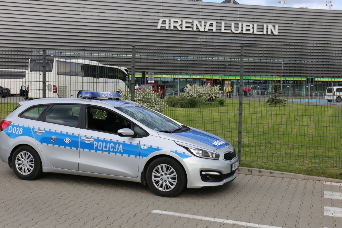 Radiowóz policyjny w tle stadion Arena Lublin.