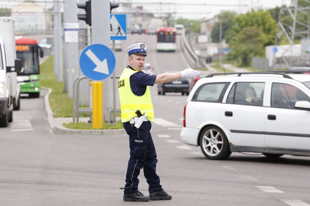 Policjant kieruje ruchem.