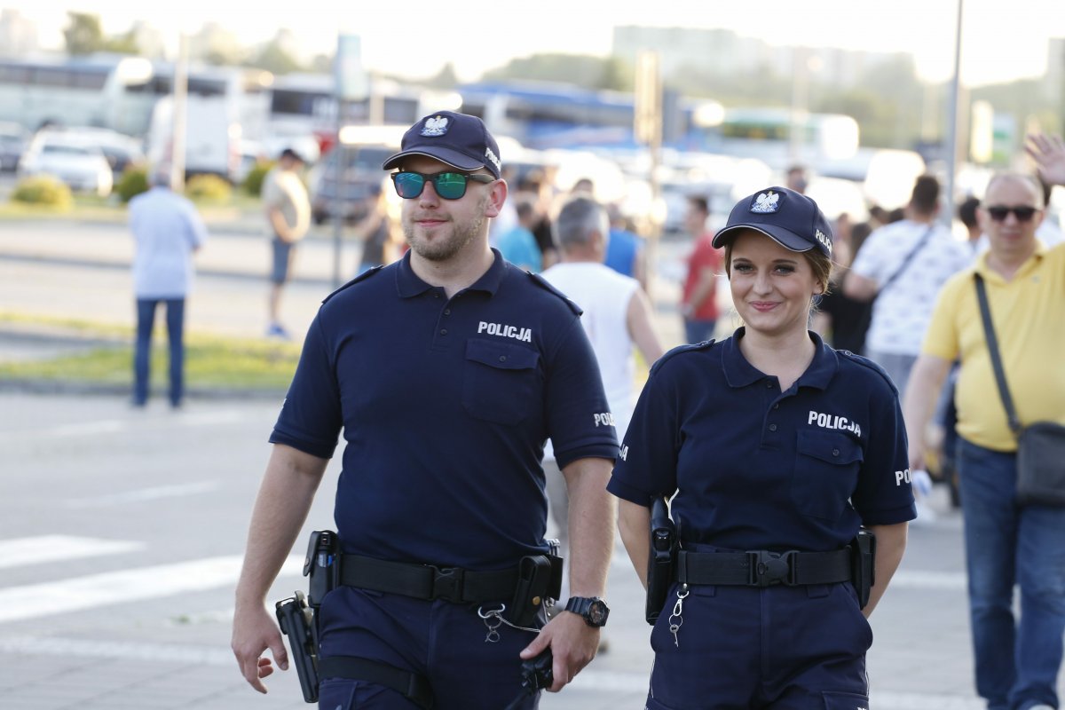 policjanci patrolujący okolice stadionu